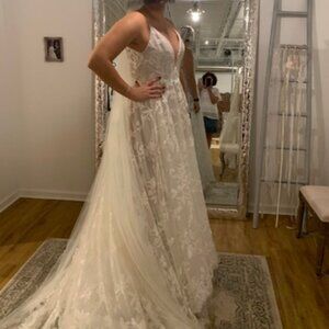 Hayley Paige - Fleur de lis Wedding Gown w/ Veil & Extra dress material